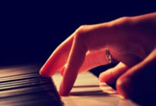 [天下足球]拜仁险胜奥格斯堡 紧追榜首.